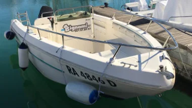 Motoscafo bianco ormeggiato in banchina