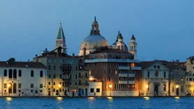 Venezia vista dalla laguna al crepuscolo